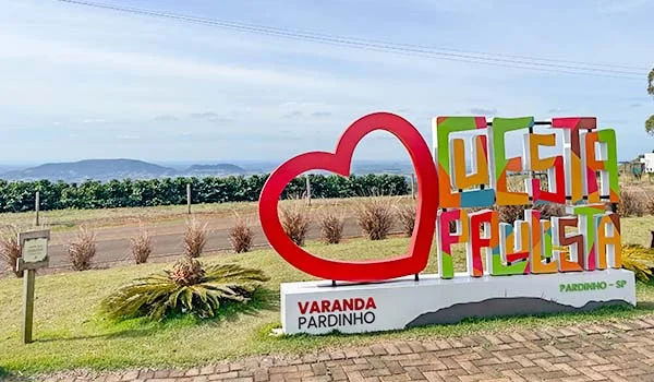 Foto do letreiro: Eu amo a Cuesta Paulista, todo colorido, tendo ao mundo a bonita região.