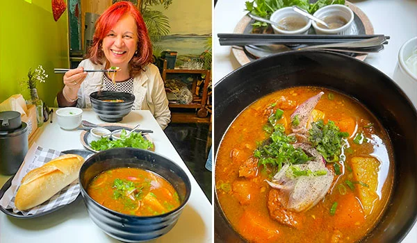 Foto dividida em duas partes. À esquerda, uma mulher ruiva sorri enquanto come com hashis em um restaurante vietnamita, diante de uma tigela de sopa e acompanhamentos. À direita, close de uma tigela de sopa vietnamita alaranjada, com pedaços de carne, ervas frescas e vegetais, acompanhada de molhos e hashis.