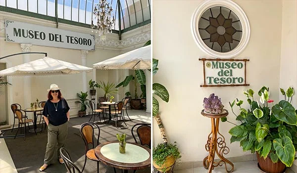 Fotografia em duas partes do Museu del Tesoro, e Deusa Rodrigues usando chapéu claro e óculos escuros em um pátio interno com mesas e cadeiras de café, e uma placa verde com o nome do museu na parede, cercada por plantas e flores.