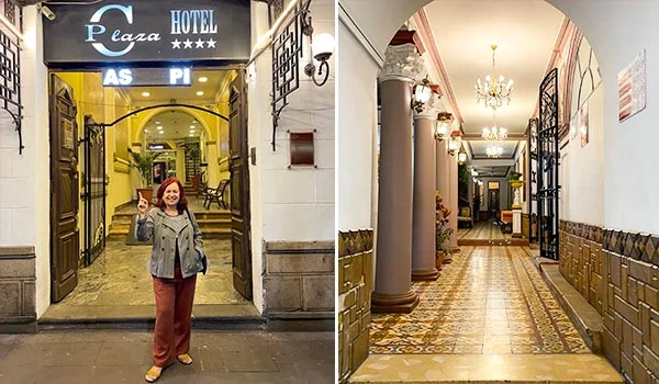 Fachada e interior do Plaza Hotel, com uma mulher posando na entrada do estabelecimento. À esquerda, a entrada apresenta portas abertas, iluminação amarelada e uma placa com o nome do hotel e quatro estrelas. À direita, um longo corredor interno exibe colunas, arcos, lustres, paredes claras e piso decorado com padrões geométricos e florais, criando um ambiente de estilo clássico e colonial.