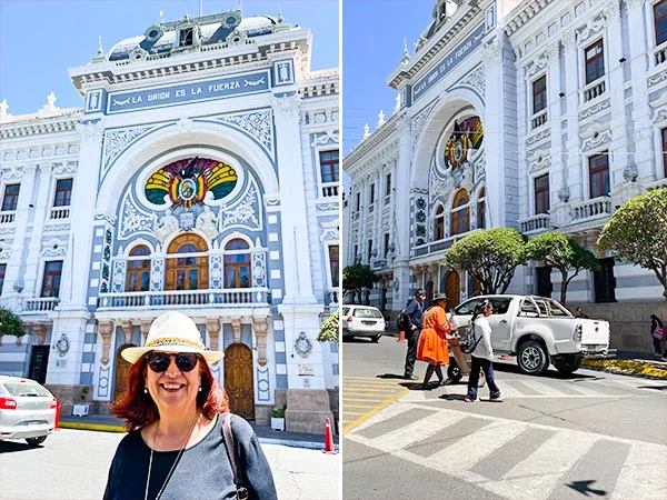 Duas fotografias do Palácio Nacional do Governo, em Sucre, na Bolívia. À esquerda, uma mulher de chapéu branco e óculos escuros posa sorridente em frente à fachada branca e ornamentada do edifício. À direita, vista lateral do palácio, com detalhes arquitetônicos, árvores na calçada, veículos e pedestres atravessando a rua.